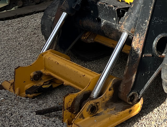 Image of John Deere 329E equipment image 4