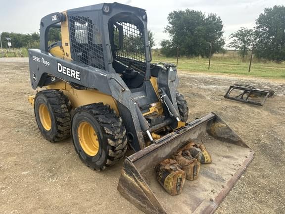 Image of John Deere 332E equipment image 4