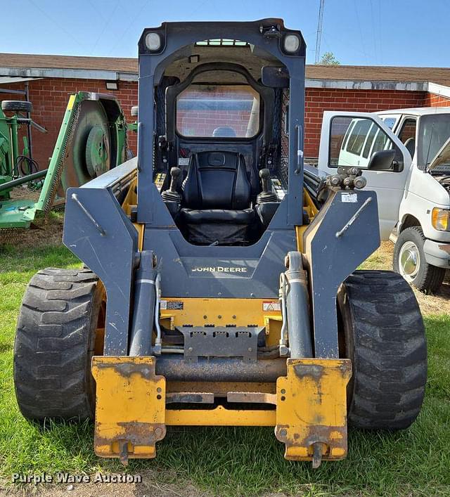 Image of John Deere 332E equipment image 1