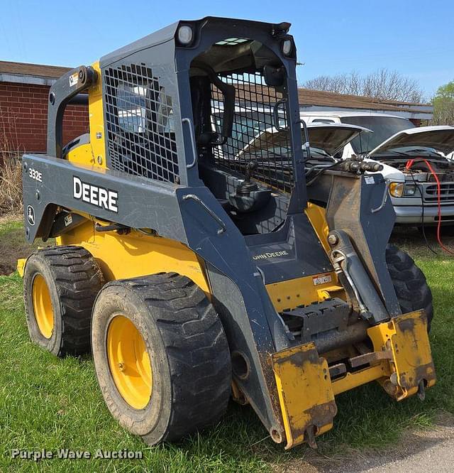 Image of John Deere 332E equipment image 2