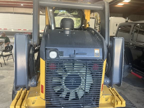 Image of John Deere 333E equipment image 4