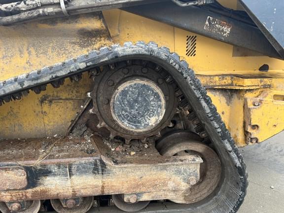 Image of John Deere 333E equipment image 4
