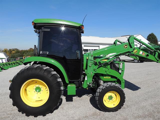 Image of John Deere 4052R equipment image 4