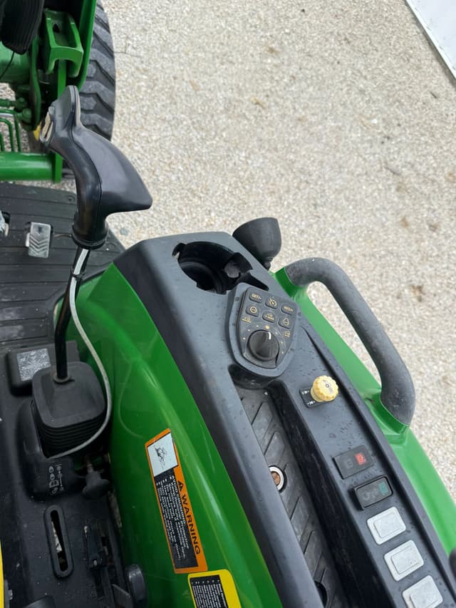 Image of John Deere 4066R equipment image 4