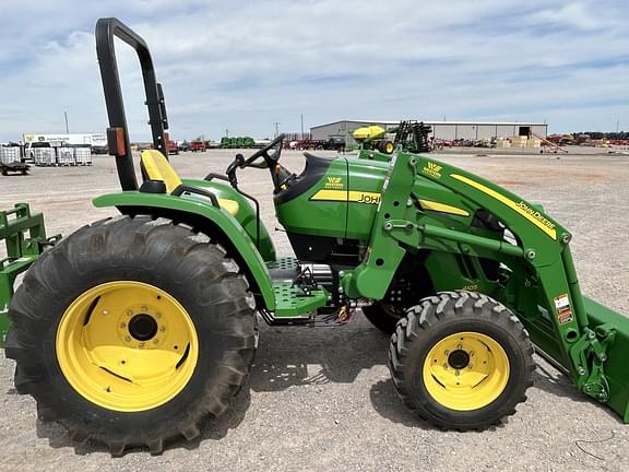 Image of John Deere 4105 equipment image 4