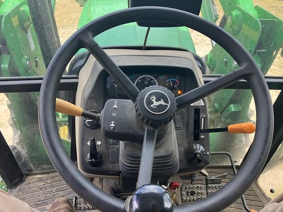 Image of John Deere 5055E equipment image 4