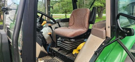 Image of John Deere 5055E equipment image 4
