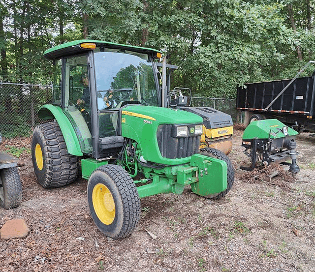 Image of John Deere 5055E equipment image 4