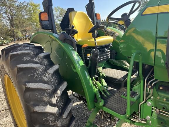 Image of John Deere 5085E equipment image 4