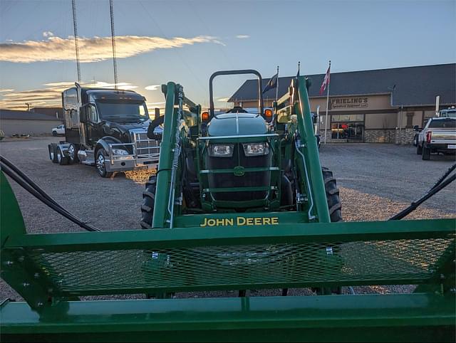 Image of John Deere 5085M equipment image 2