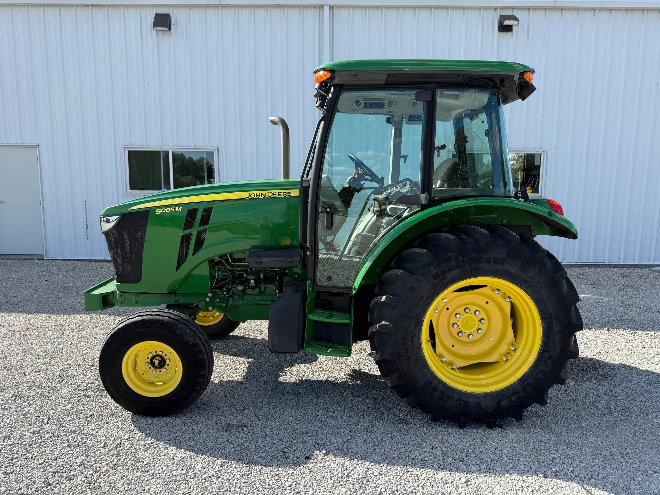 2014 John Deere 5085M Equipment Image0