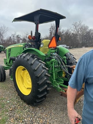 Image of John Deere 5100M equipment image 2