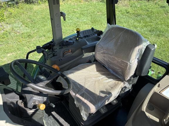 Image of John Deere 5115M equipment image 4