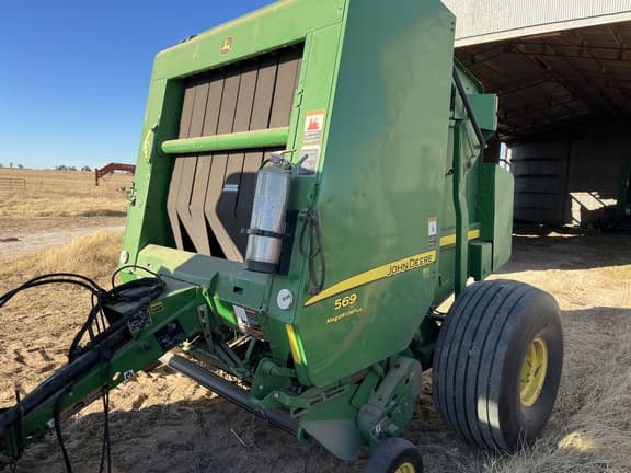 Image of John Deere 569 MegaWide Plus equipment image 1