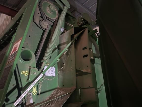 Image of John Deere 569 MegaWide Plus equipment image 4