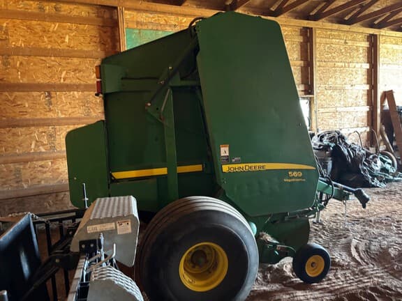 Image of John Deere 569 MegaWide Plus equipment image 1