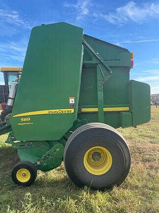 Image of John Deere 569 MegaWide Plus Image 1