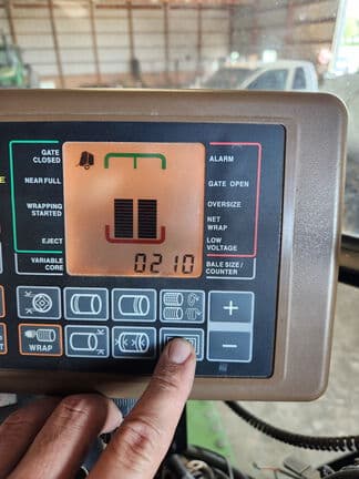 Image of John Deere 569 MegaWide Plus equipment image 4