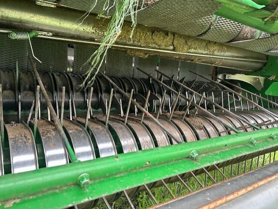 Image of John Deere 569 MegaWide Plus equipment image 4