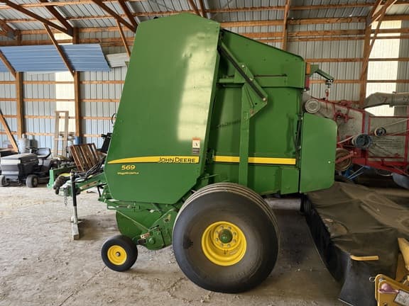 Image of John Deere 569 MegaWide Plus equipment image 4