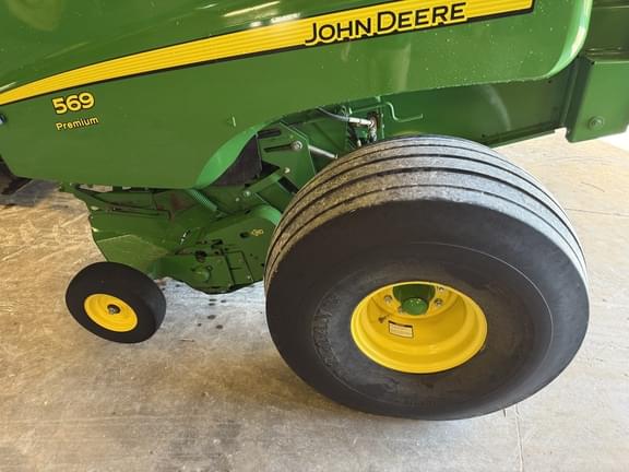 Image of John Deere 569 Premium equipment image 4
