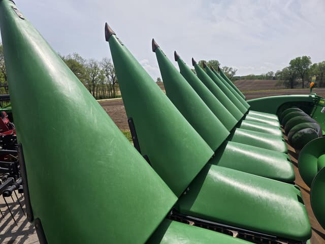 Image of John Deere 608C equipment image 3