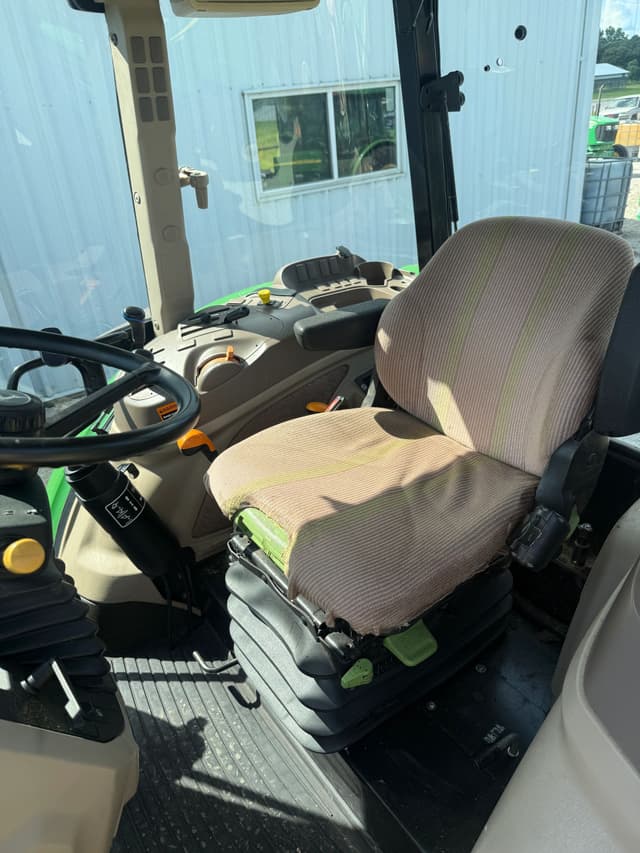 Image of John Deere 6105D equipment image 2