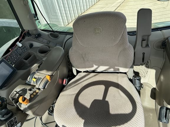 Image of John Deere 6190R equipment image 4