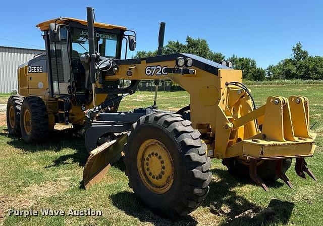Image of John Deere 672G equipment image 2