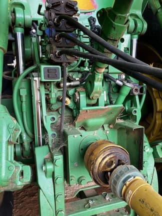 Image of John Deere 7200R equipment image 3