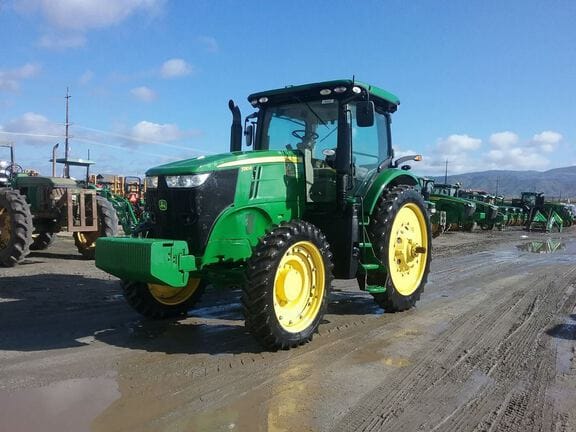 2014 John Deere 7210R Equipment Image0