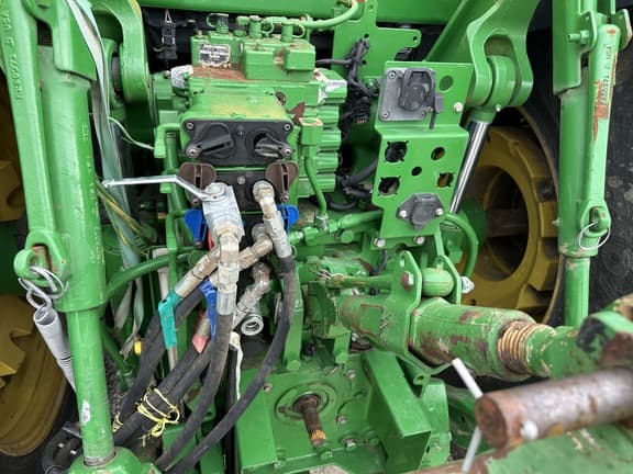 Image of John Deere 7210R equipment image 3