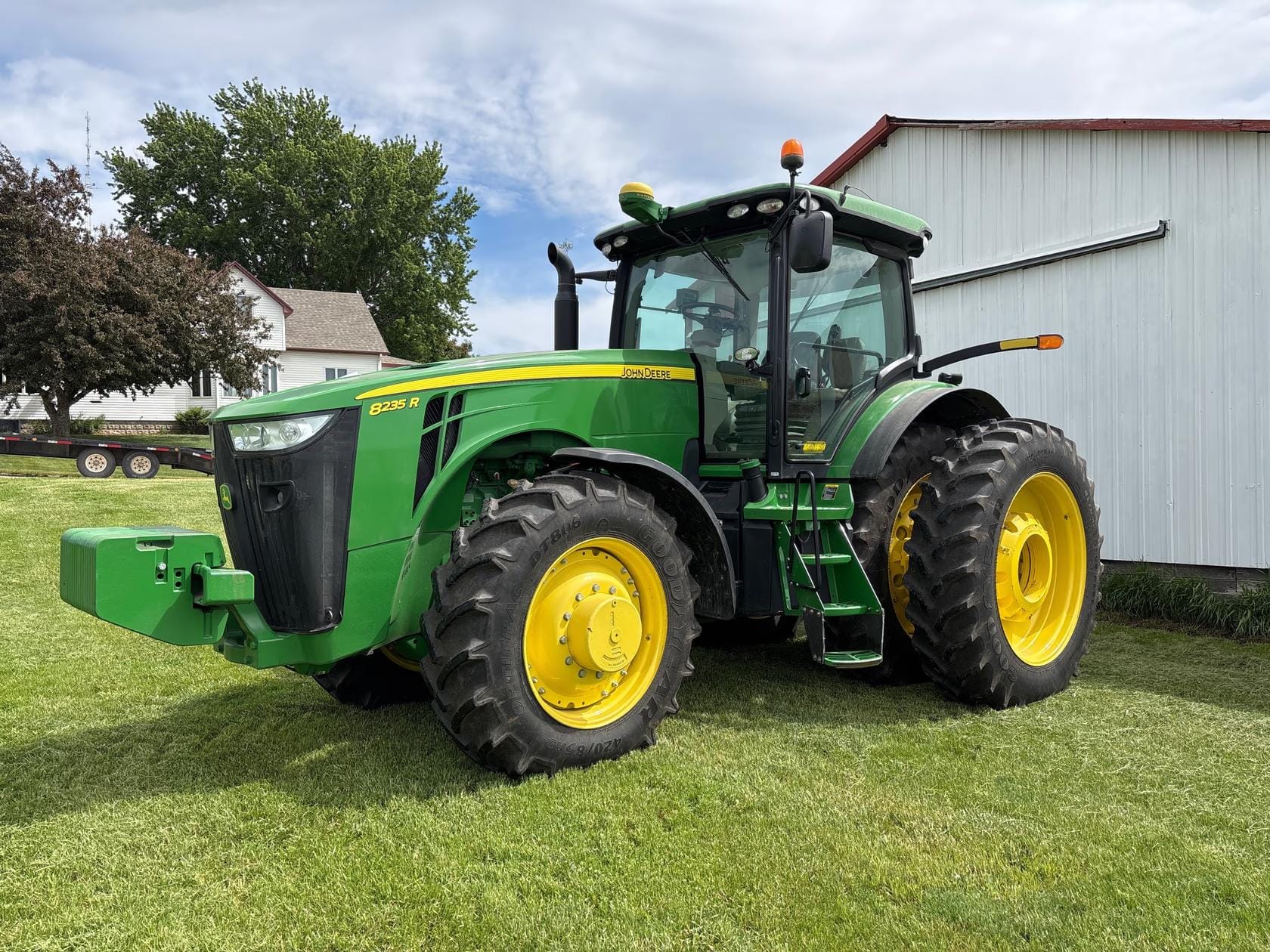 2014 John Deere 8235R Equipment Image0
