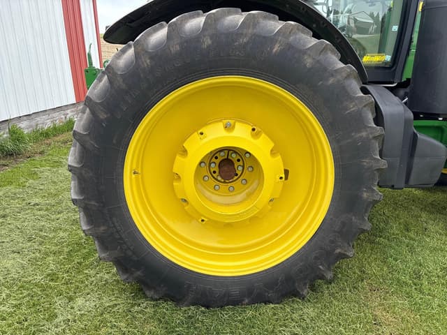 Image of John Deere 8235R equipment image 3