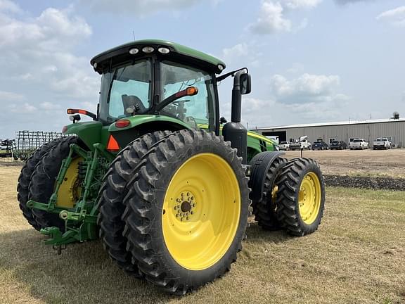 Image of John Deere 8235R equipment image 3