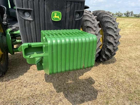 Image of John Deere 8235R equipment image 4