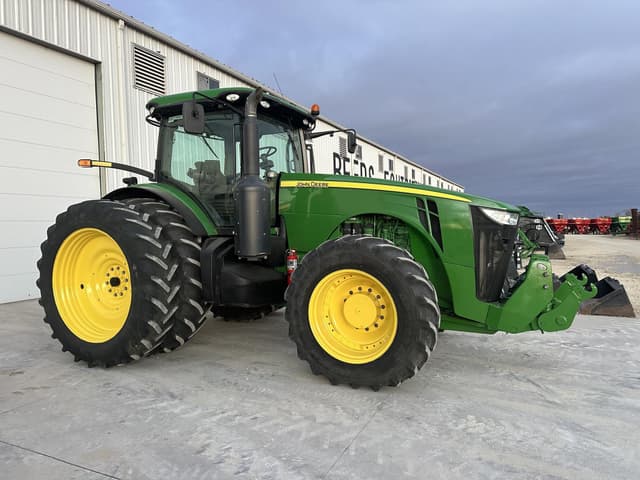 Image of John Deere 8235R equipment image 3