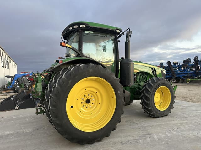Image of John Deere 8235R equipment image 4