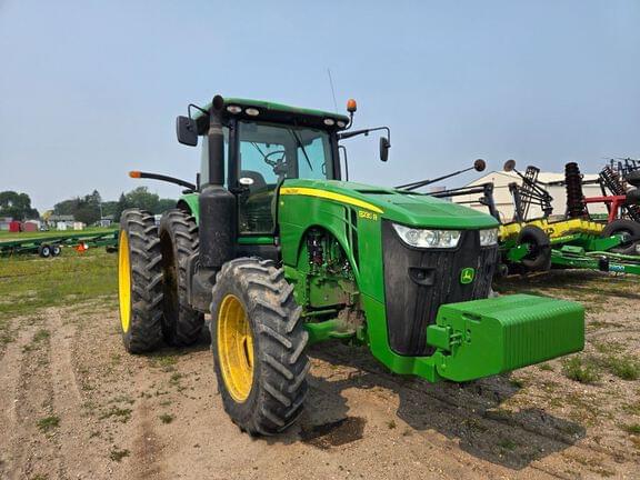 Image of John Deere 8235R equipment image 4