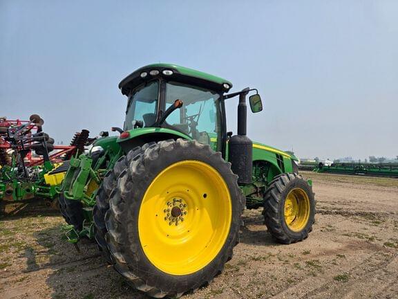 Image of John Deere 8235R equipment image 3