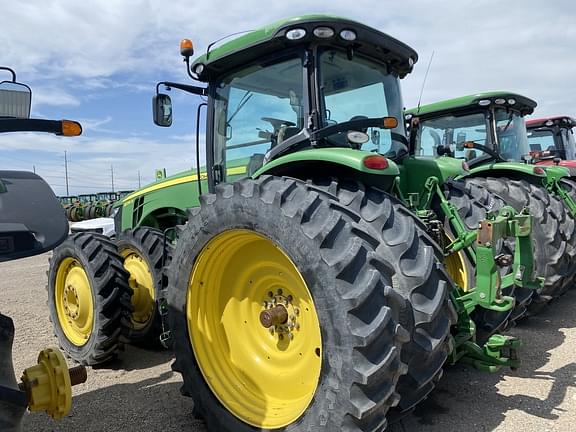 Image of John Deere 8235R equipment image 3