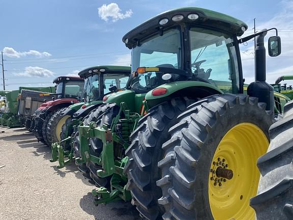 Image of John Deere 8235R equipment image 4