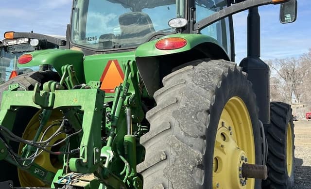 Image of John Deere 8235R equipment image 3
