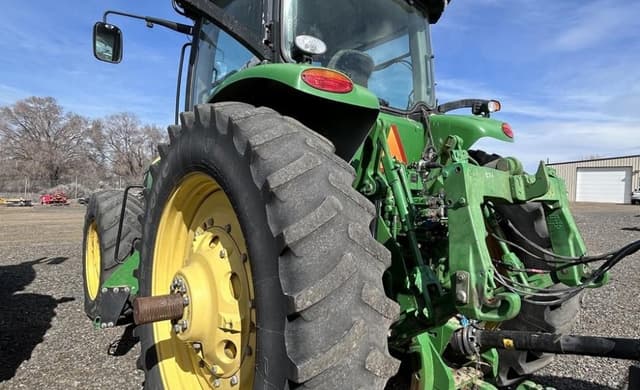 Image of John Deere 8235R equipment image 4