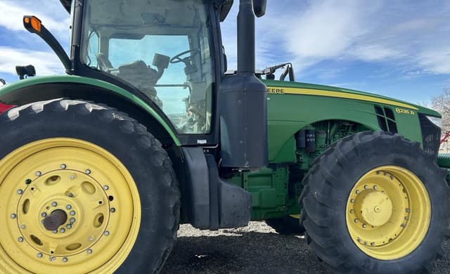 Image of John Deere 8235R equipment image 2