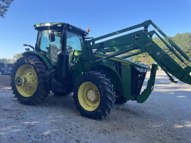 Image of John Deere 8235R equipment image 3