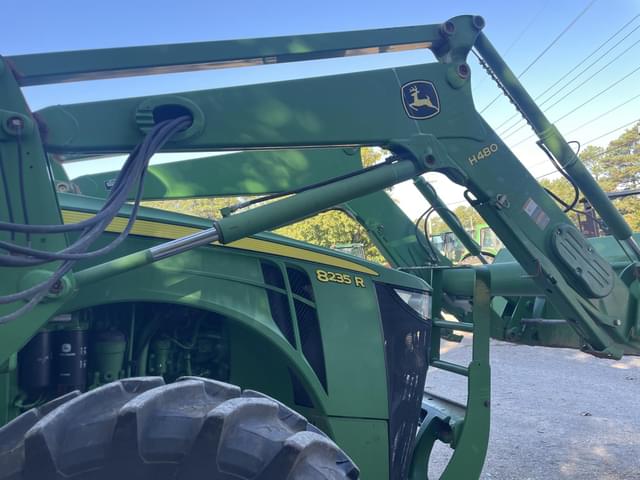 Image of John Deere 8235R equipment image 4