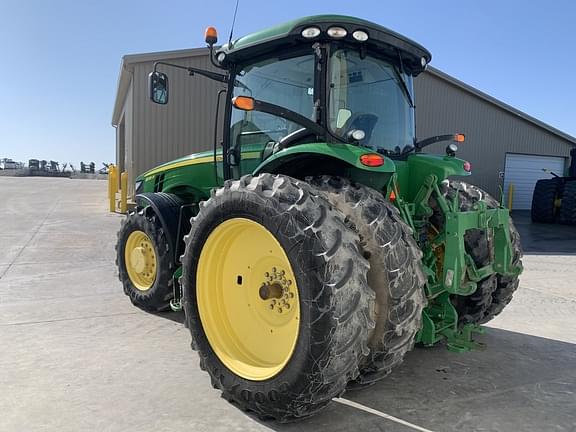 Image of John Deere 8235R equipment image 3