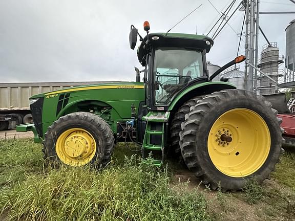 Image of John Deere 8235R equipment image 4