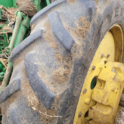 Image of John Deere 8245R equipment image 4